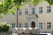 Vorplatz der Alten Akademie mit Brunnen